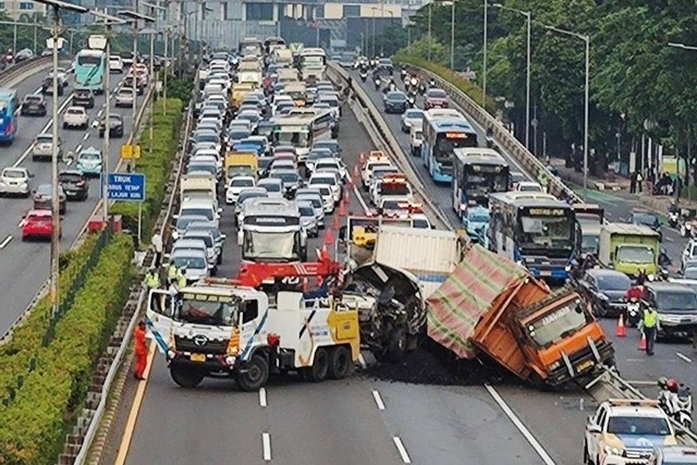 Update Terkini Kecelakaan di Tol Dalam Kota Cawang: Lalu Lintas Berangsur Normal