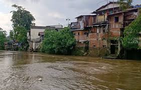 Banjir di Kampung Melayu: 3 RT Terendam Akibat Meluapnya Kali Ciliwung