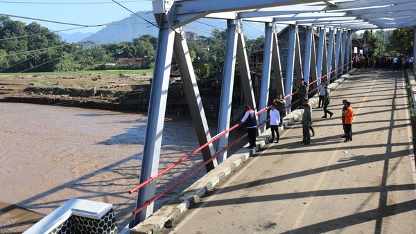 Gibran Tinjau Dampak Banjir di Sukabumi: Jembatan Putus Jadi Sorotan