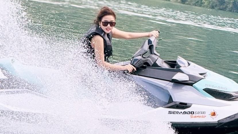 Fuji Seru-Seruan Naik Jetski di Danau Toba