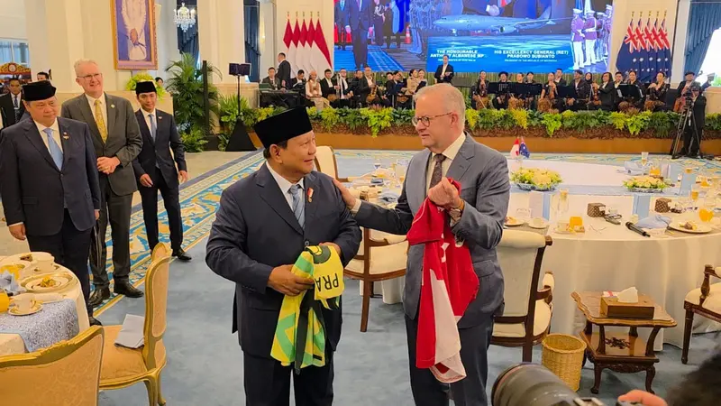 Prabowo Sopiri PM Albanese dan Tukar Jersey di Makan Siang