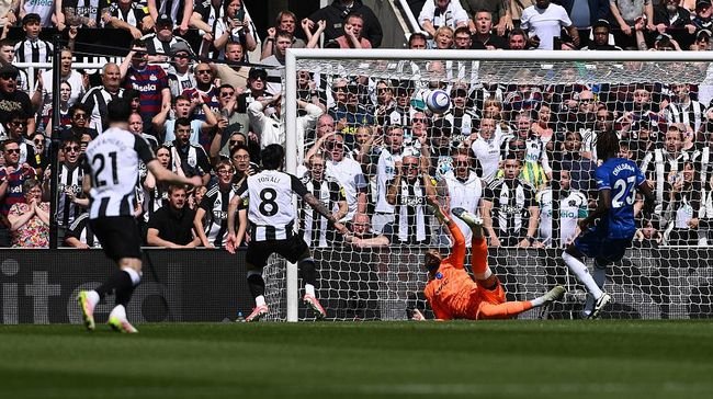 Newcastle 1-0 Chelsea Babak 1, Chelsea 10 Pemain