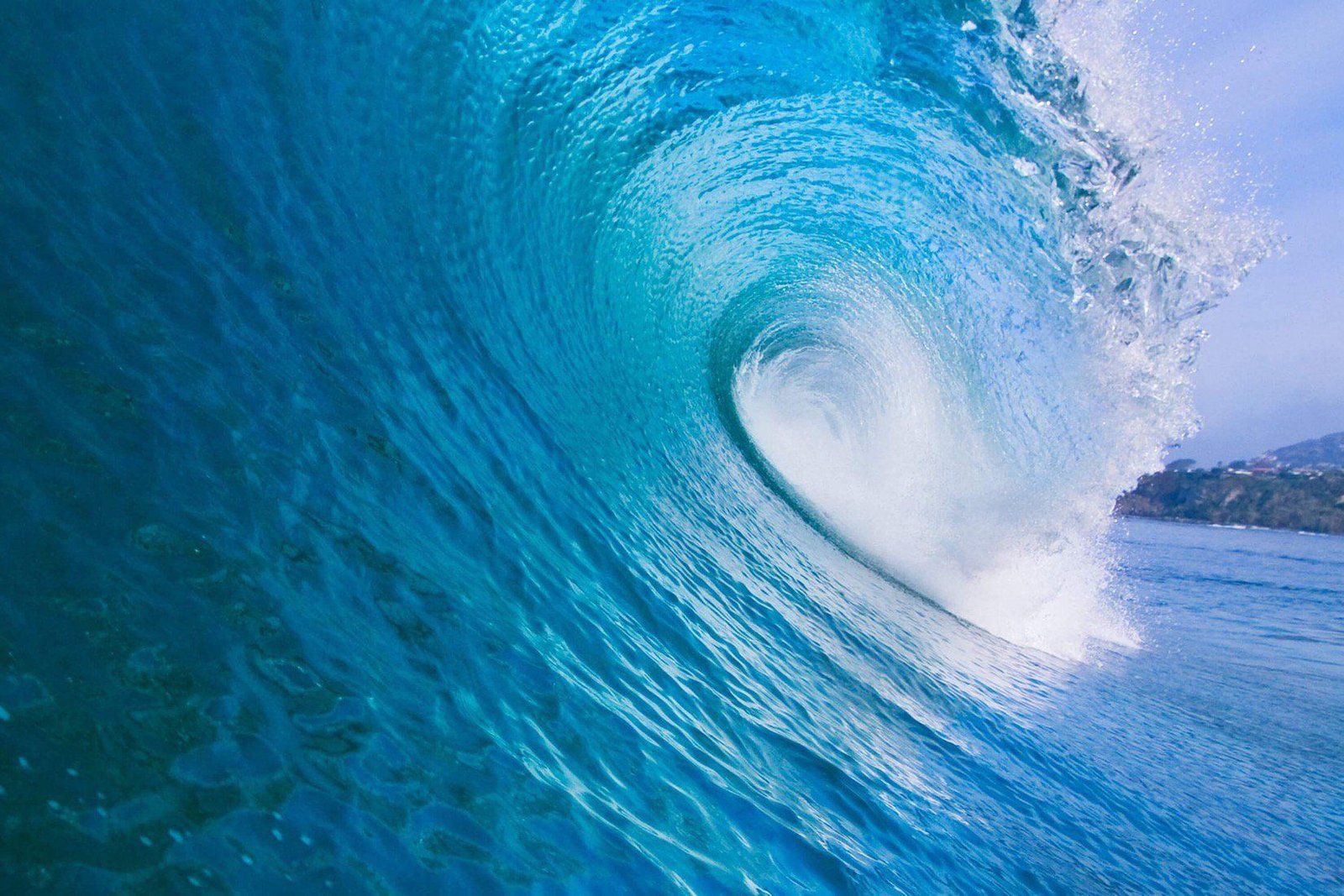 Mengubah Ombak Menjadi Energi: Memahami Wave Energy Converters dan Potensinya