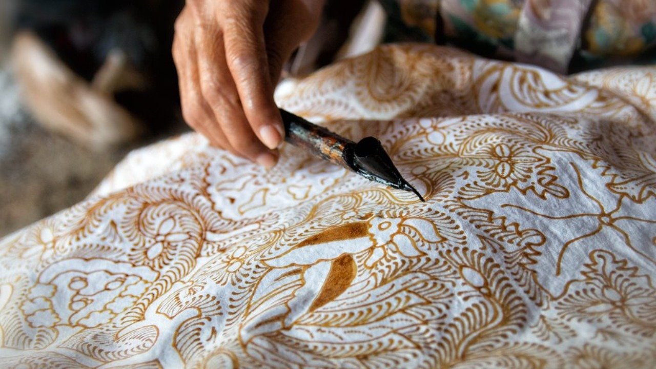 Batik: Lebih dari Sekadar Kain, Simbol Identitas dan Jiwa Indonesia