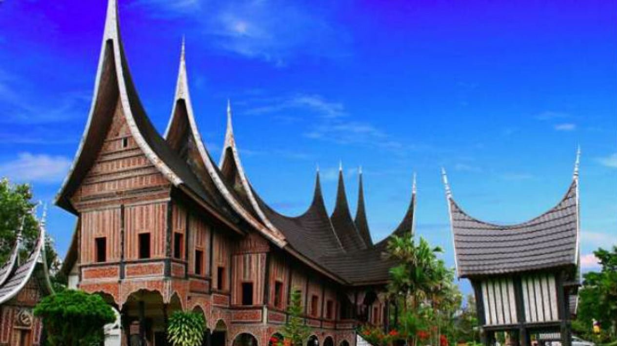 Rumah Gadang: Simbol Kosmos, Kekeluargaan, dan Kebijaksanaan di Jantung Minangkabau