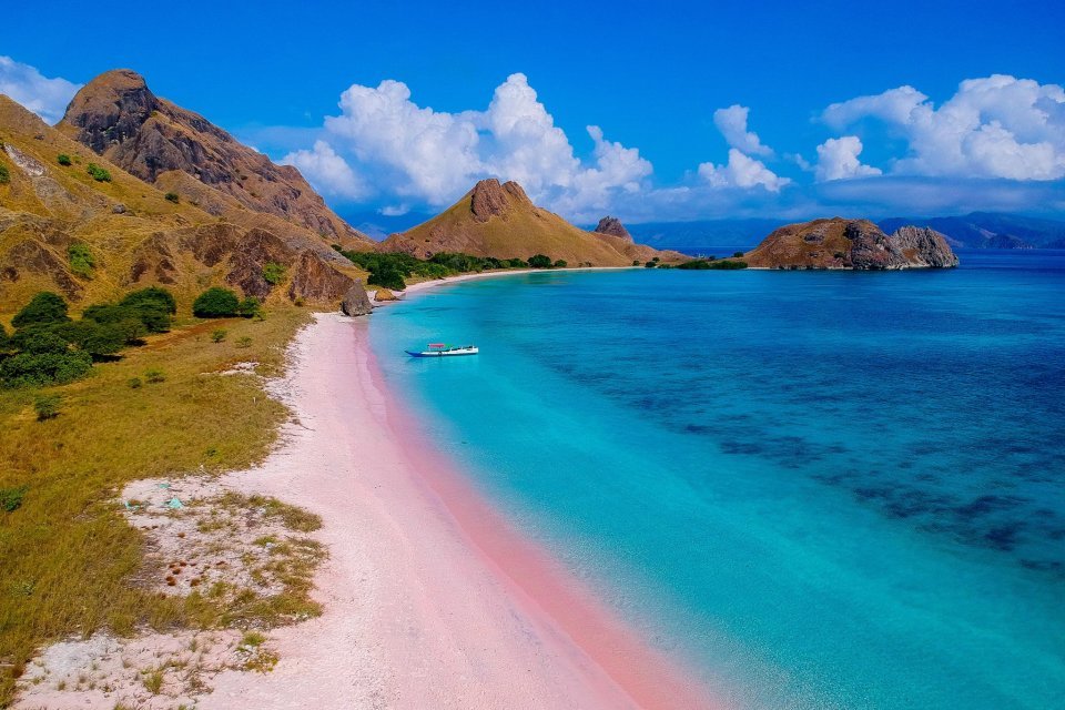 Surga Tersembunyi: Menjelajahi Pantai-Pantai Terindah Indonesia yang Belum Banyak Terjamah