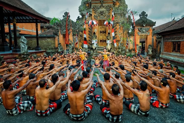 Tarian Kecak Bali: Paduan Vokal Menggema, Api, dan Kisah Cinta yang Memukau